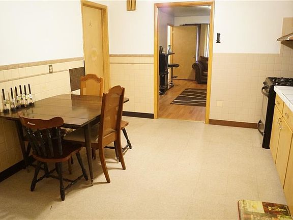 4th image of 370 Curtiss St