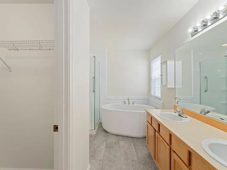 2429 Tolmie Ave — Photo 28