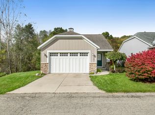 1401 Highland Hill Dr SE, Lowell, MI 49331