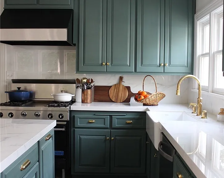 2421 N Heliotrope Dr — Photo 12