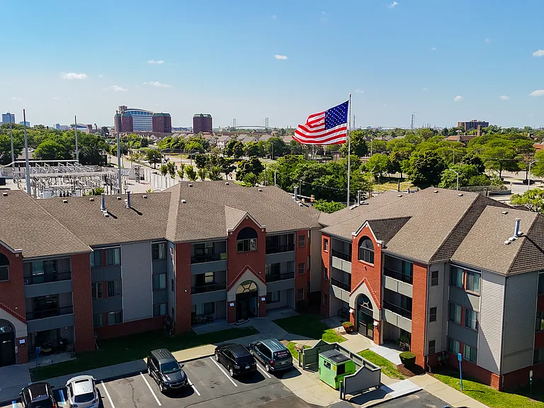 University Club Apartments — Photo 10