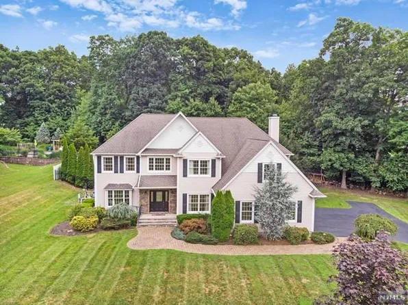 2 Princess Ct, Oak Ridge, NJ 07438