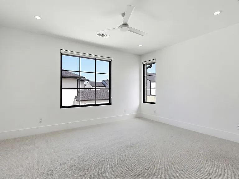 9855 Kingsway Ave — Photo 37