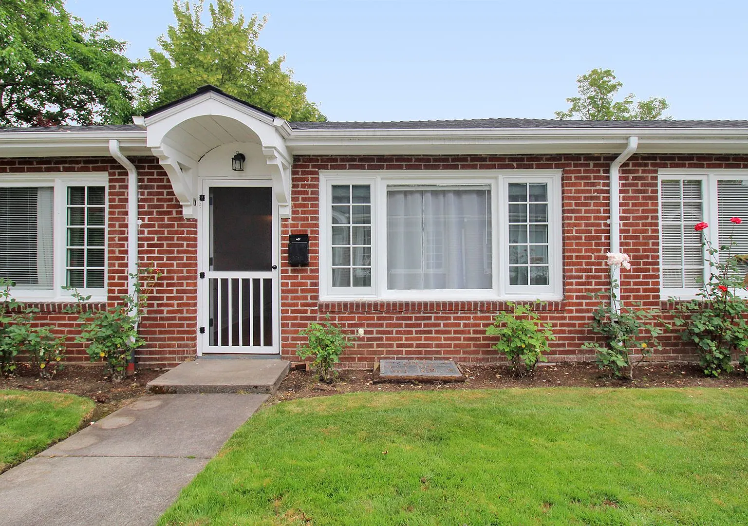 Charming Vintage Irvington Apartment in Brick Courtyard Complex — Photo 4