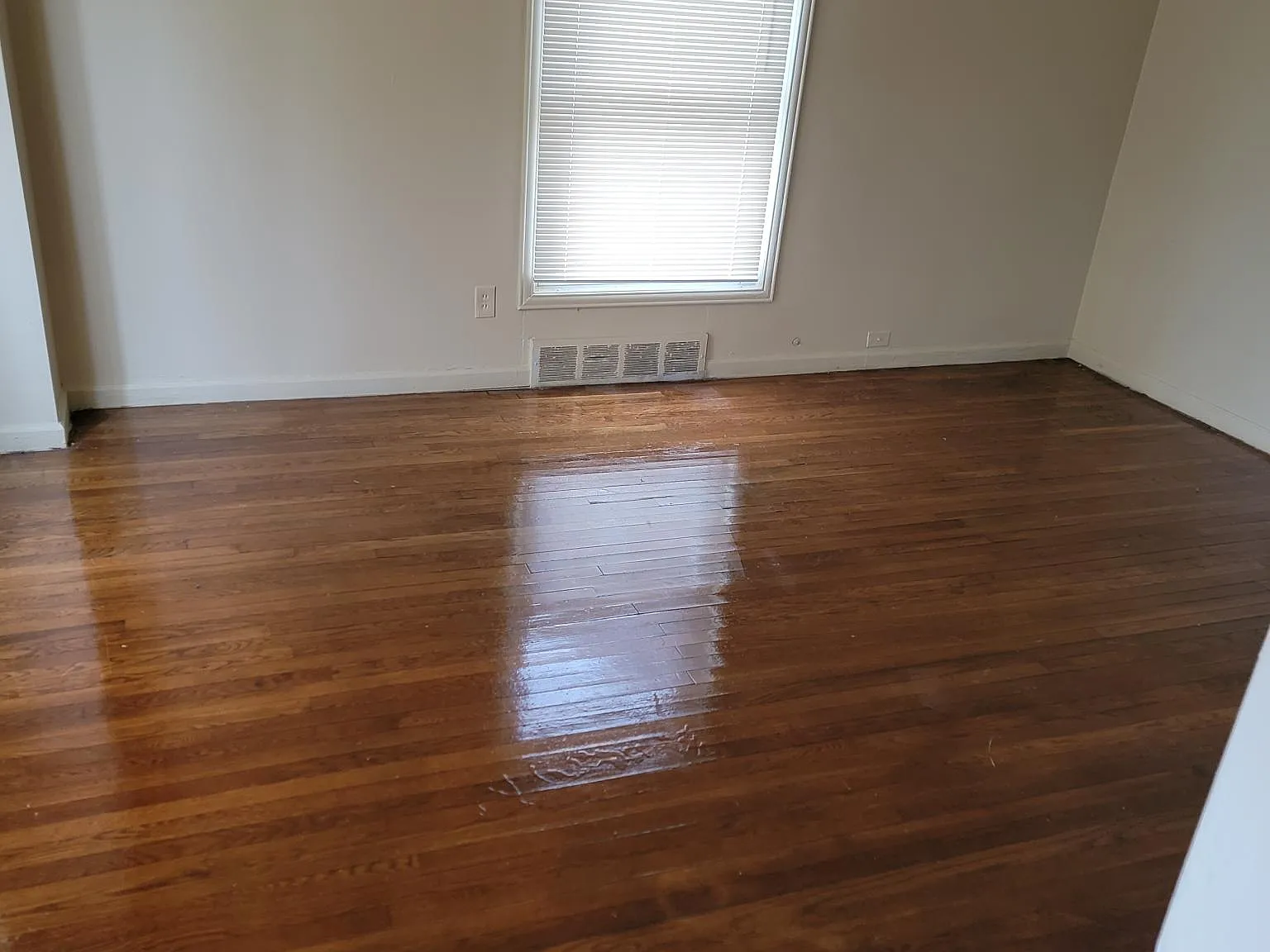 3 bed, 899 sqft, $1,300 — Photo 4