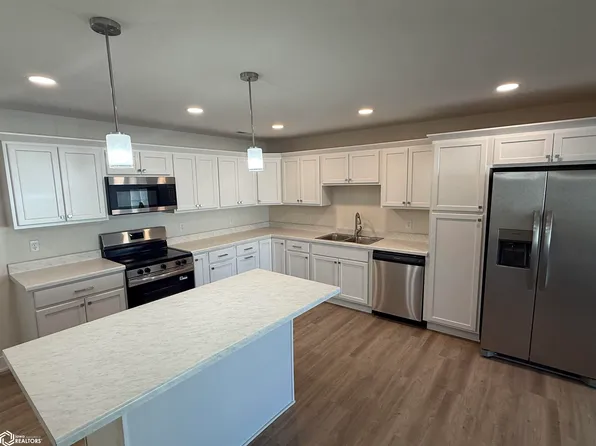 1103 Emerald Cove Dr, Clear Lake, IA 50428