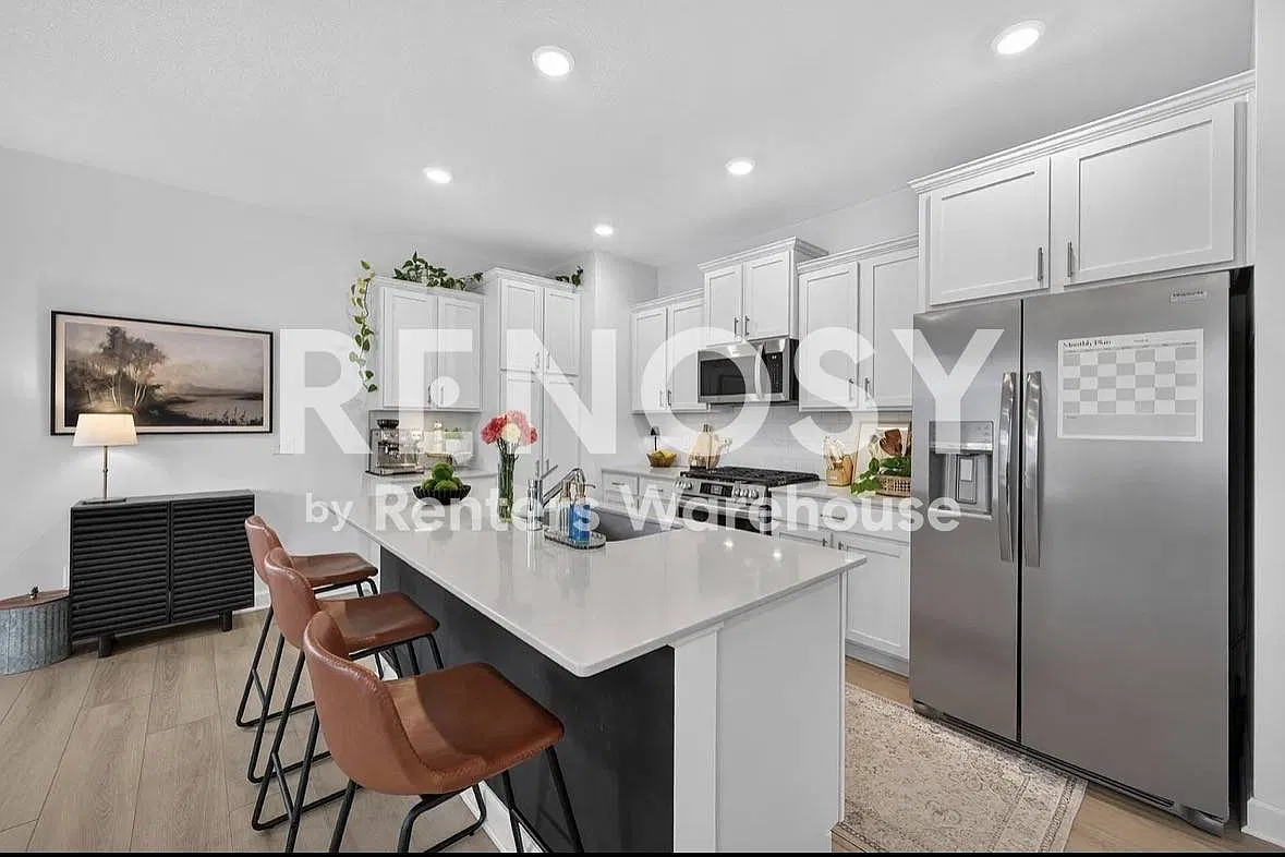 Available Immediately Beautiful 4 Bdrm 3 Bath Home In Rosemount — Photo 4