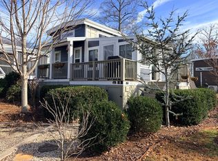 8 Highland Hill Ln, Flat Rock, NC 28731