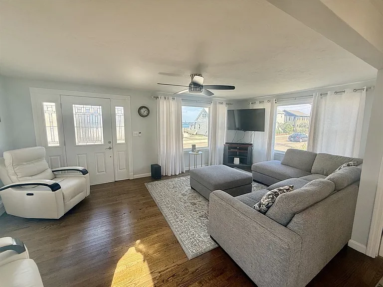 735 Sea St — Photo 3