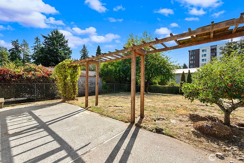 4th image of 829 NE 189th Street