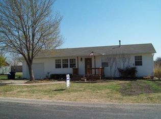 205 S Oak Ave, Altamont, KS 67330