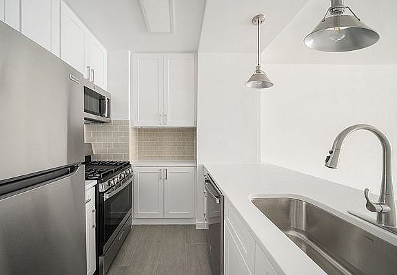 4th image of 145 E 48th St APT 17A