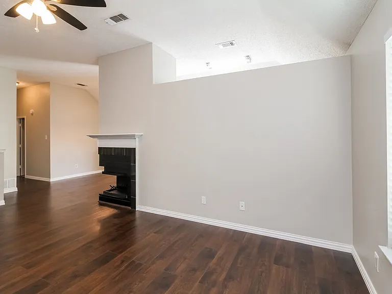 1115 Colbert Ln — Photo 3