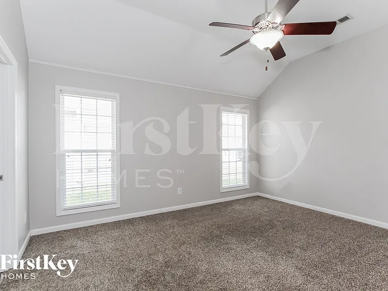 2218 Village Ln — Photo 10