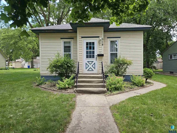 614 N Lee Ave, Madison, SD 57042