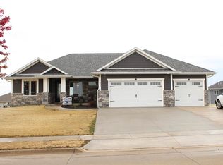 7627 Burds Rd, Peosta, IA 52068