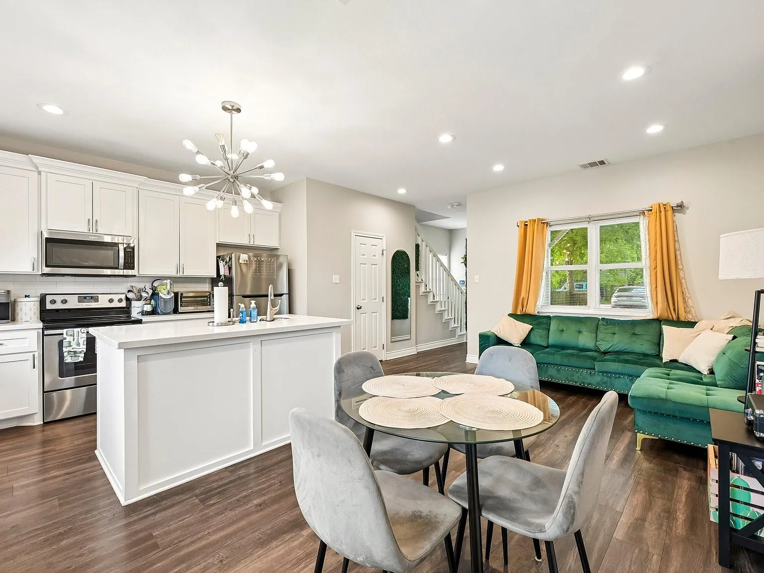 3 bed, 1.5 bath, 1037 sqft, $1,850 — Photo 3