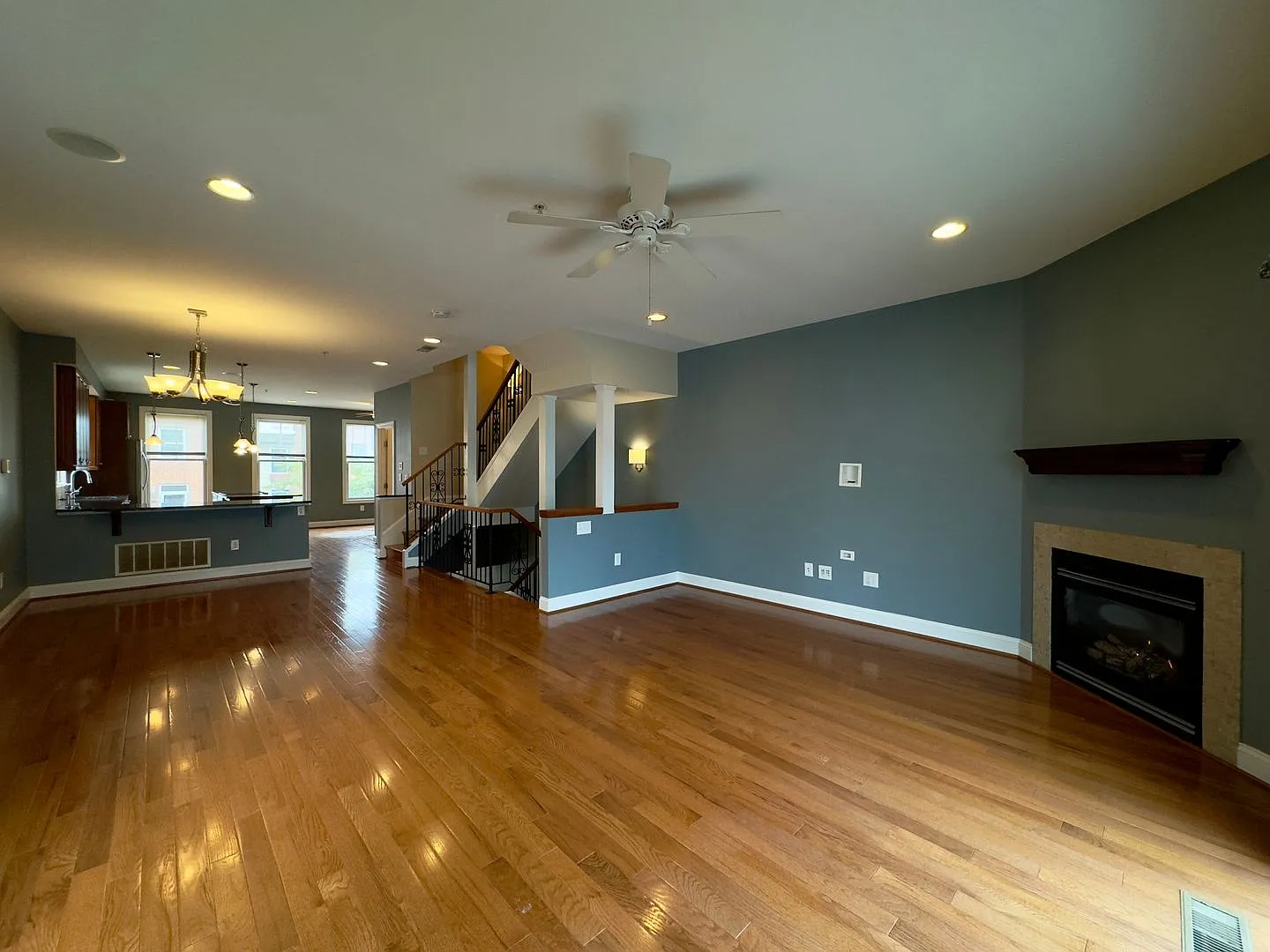 Charming 3BD/3.5BA Townhome with Attached Garage in Canton, MD! — Photo 4
