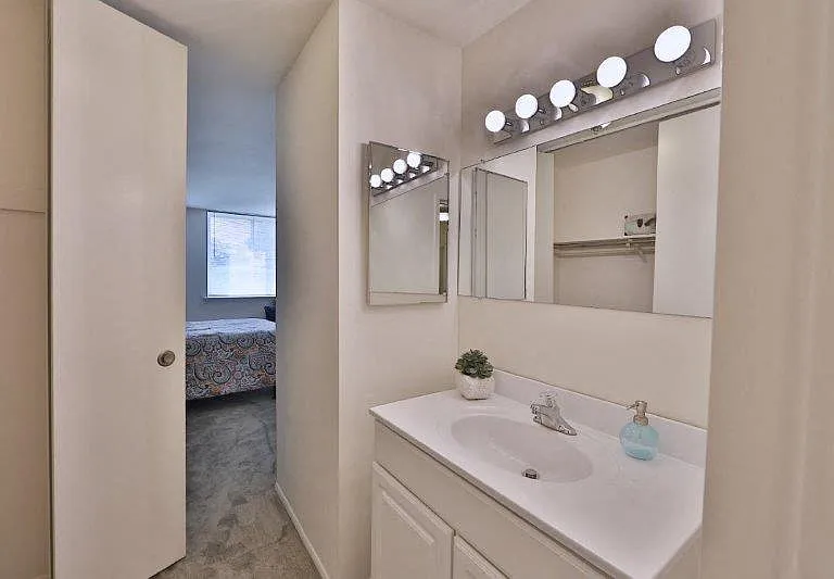 Lakewood Hills Apartments and Townhomes — Photo 9
