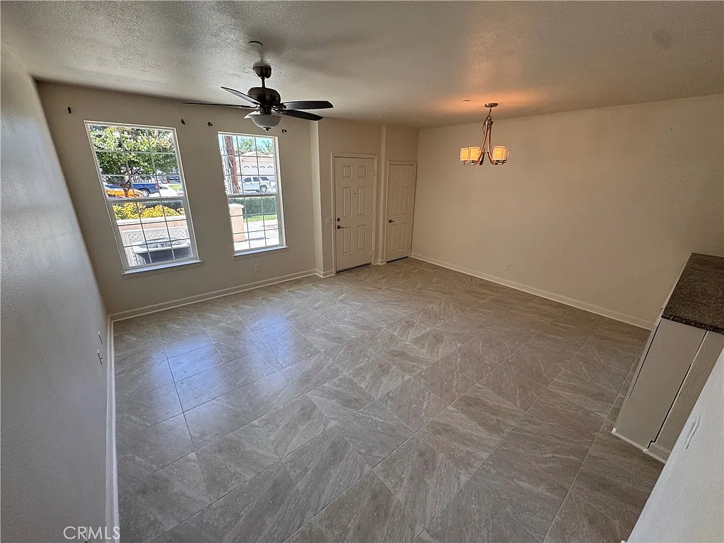 3 bed, 2.5 bath, 1370 sqft, $3,300 — Photo 4