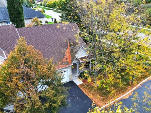 212 Stonehenge Dr #1, Ancaster, ON L9K 1N2