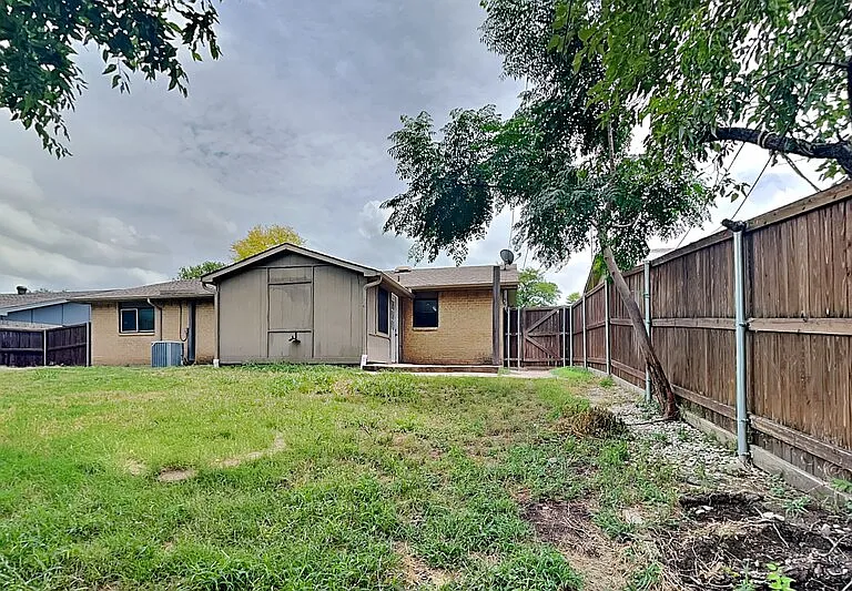 1913 Briarwood Dr — Photo 17
