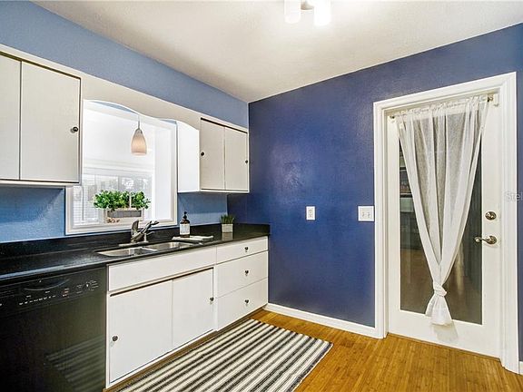 4th image of 8726 Bay St NE