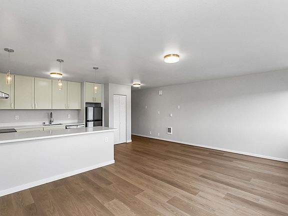 4th image of 310 6th Ave APT 24
