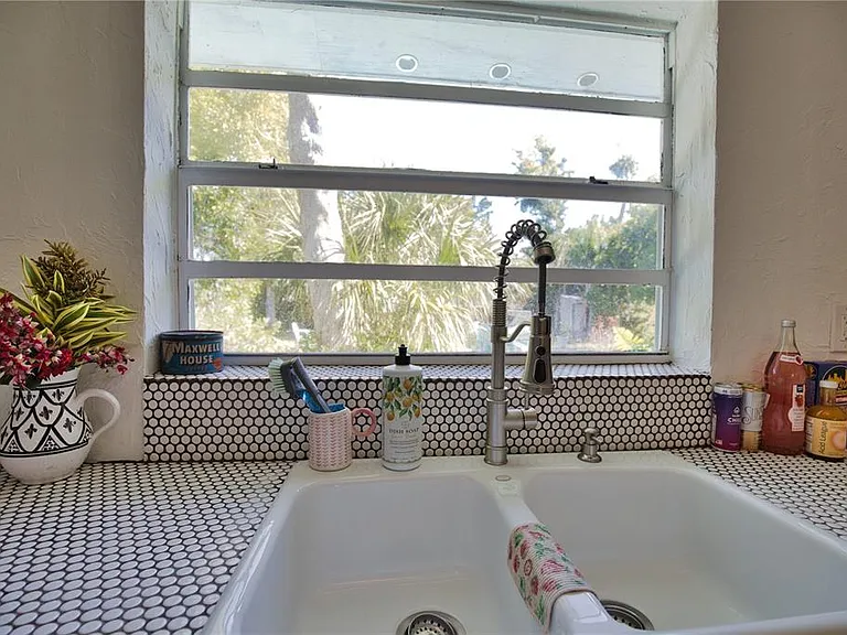 650 Edwards St — Photo 14