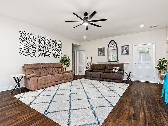 4th image of 32 Pine Grove Ln