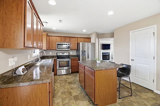 4 bed, 2.5 bath, 2218 sqft, $2,800 — Photo 3