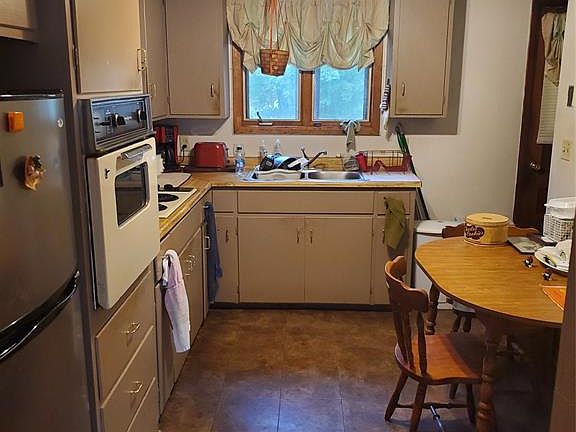 5th image of 11 Montour St