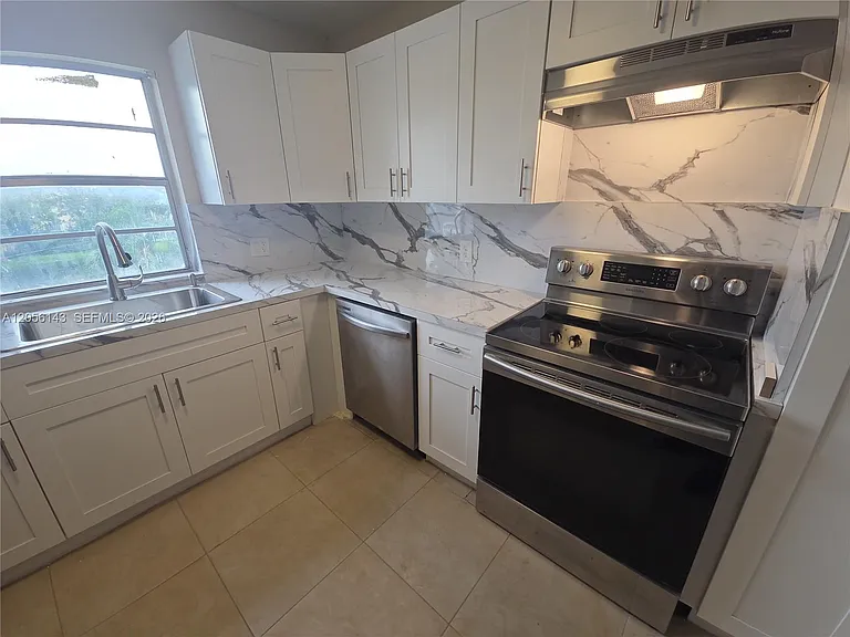 2025 NE 164th St #309 — Photo 4