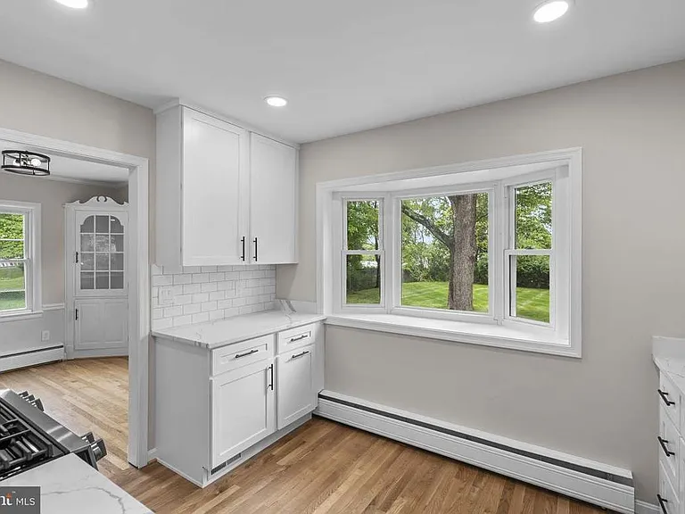 10242 Stratford Ave — Photo 6
