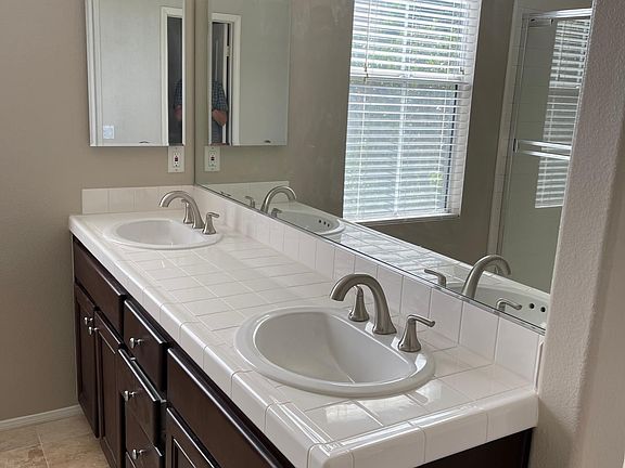 Master bath with dual sinks