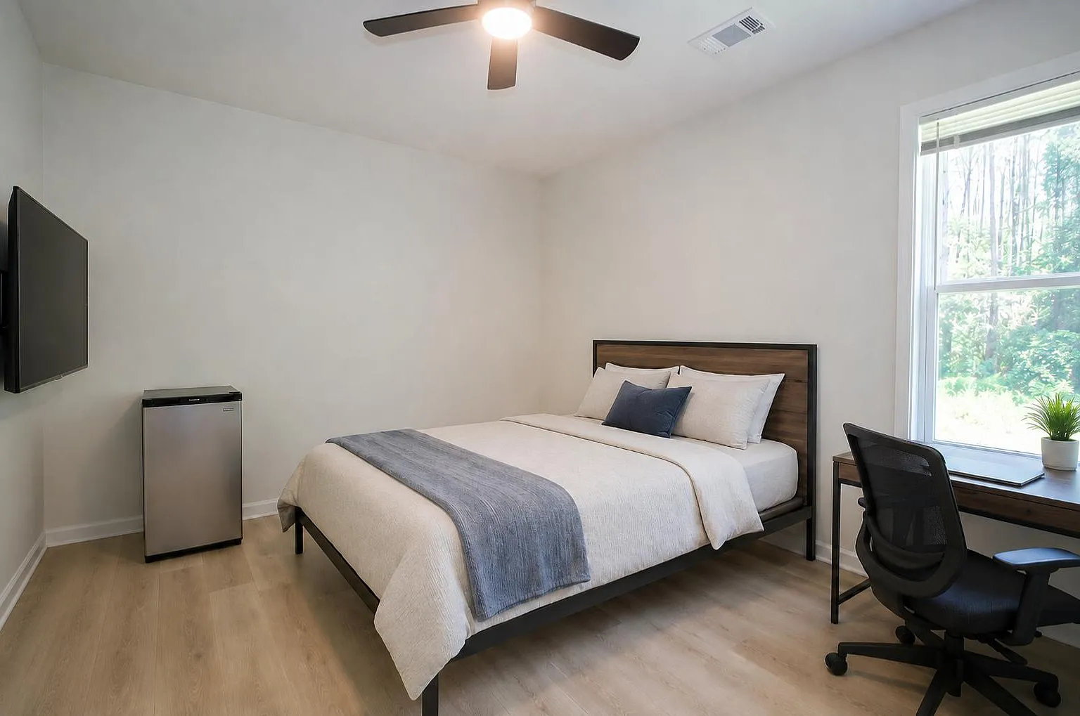 4 bed, 2.0 bath, 1100 sqft, $1,170 — Photo 1