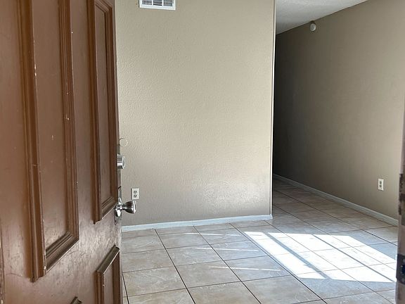 3rd image of 2818 S Fielder Rd