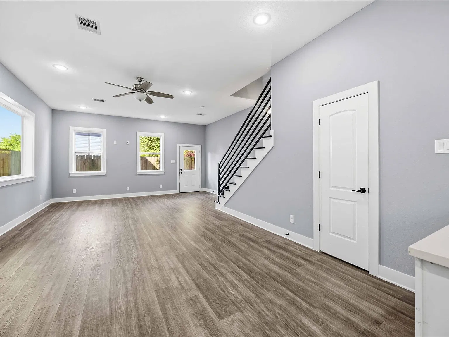 3 bed, 2.5 bath, 2101 sqft, $2,200 — Photo 3