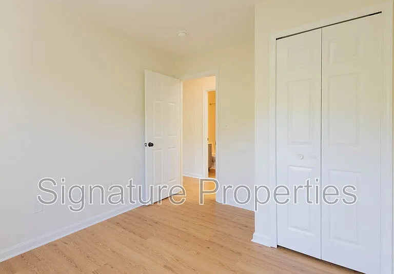 405 Lakeview Ct — Photo 23