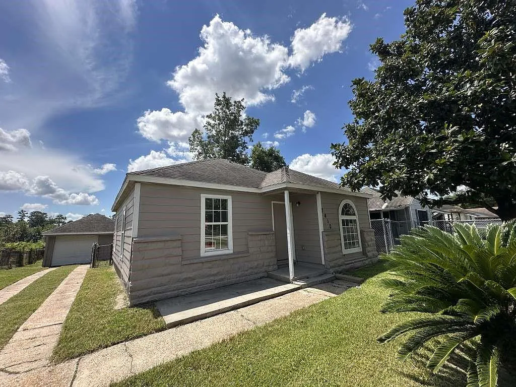 4 bed, 1.0 bath, 942 sqft, $1,699 — Photo 2