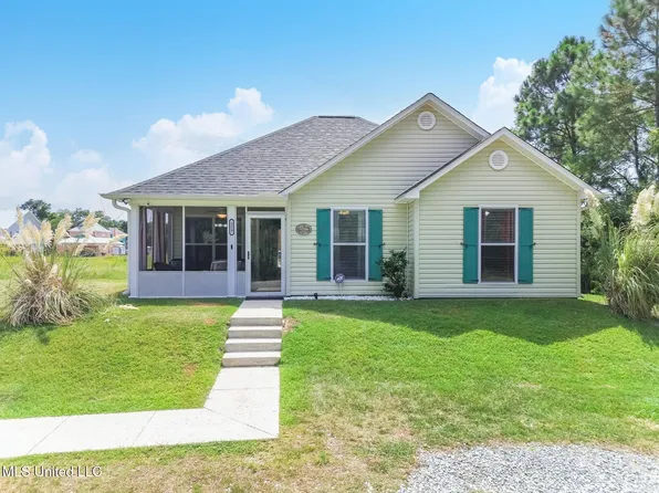 329 Davis St, Waveland, MS 39576