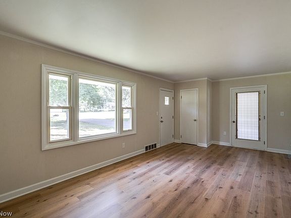 3rd image of 5567 Valley Ln