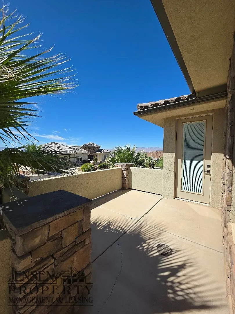 Home with Private Pool — Photo 4