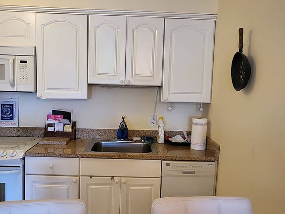 3rd image of 28 Warwick Pl APT D