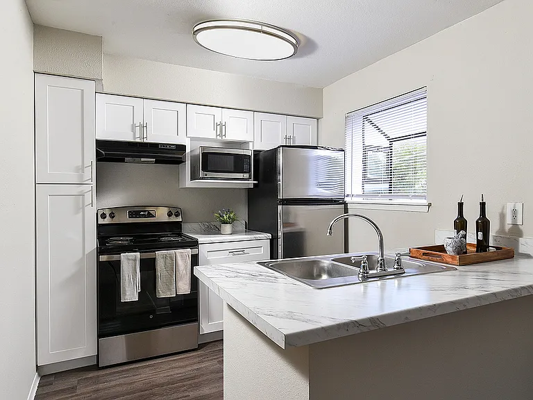Cricket Hollow Apartments — Photo 15