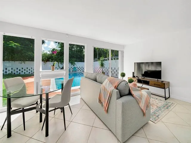 842 SW 11th Ct — Photo 14