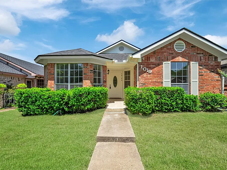1019 Sanders Dr — Photo 1