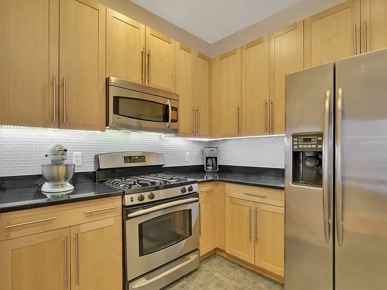 1300 Grand St #417 — Photo 8