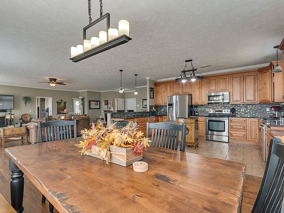 20th image of 327 Stoneybrook Rd