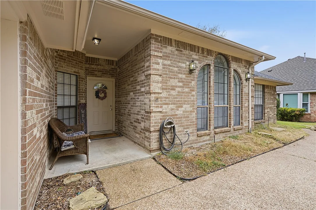 4 bed, 2.5 bath, 1988 sqft, $2,500 — Photo 2